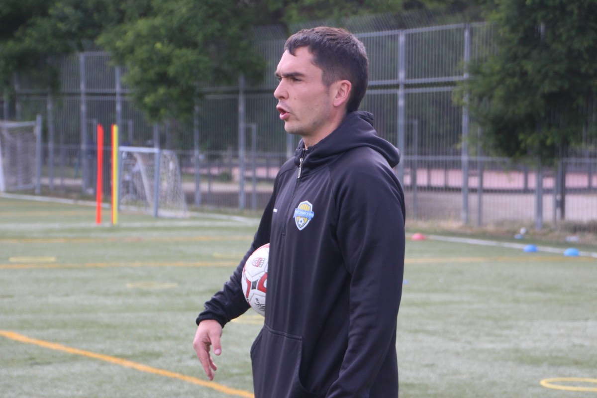 Técnico de ÍscarCup Tecnificación con el balón durante una sesión