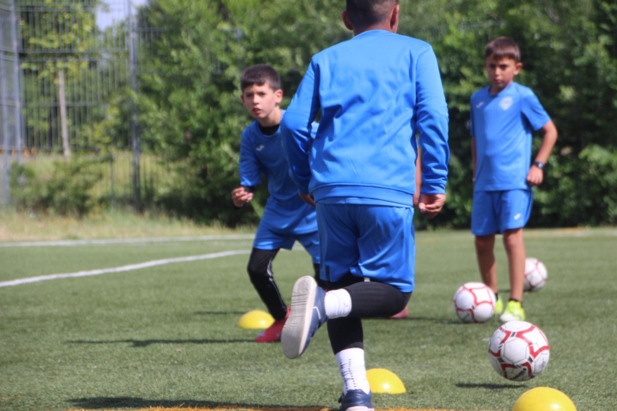 Entrenador dando indicaciones a un grupo durante el entrenamiento